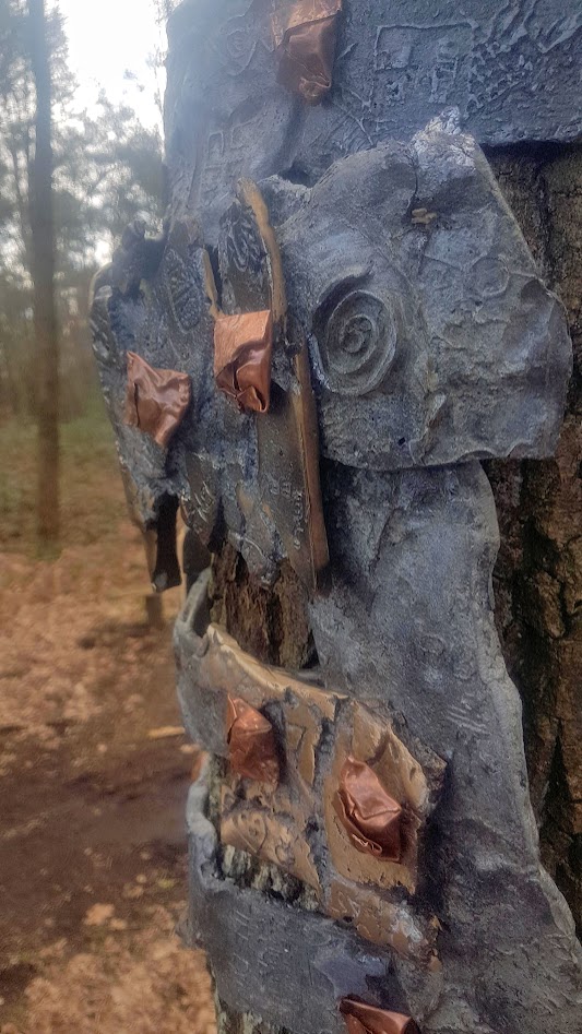 Fragment van het achtergebleven object in brons ontstaan mede door de bijdrage van passanten